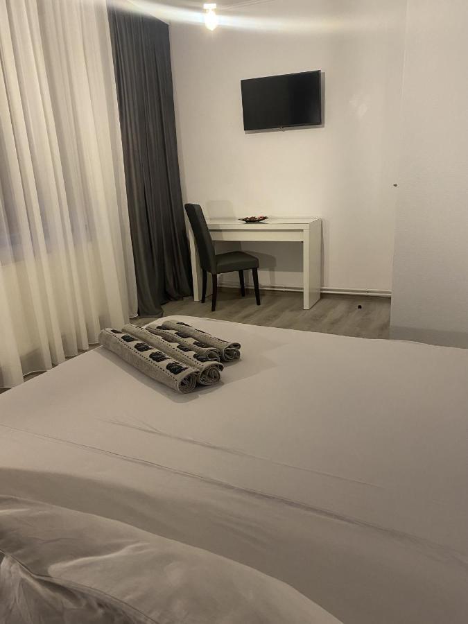 Roomzzz Guest house *